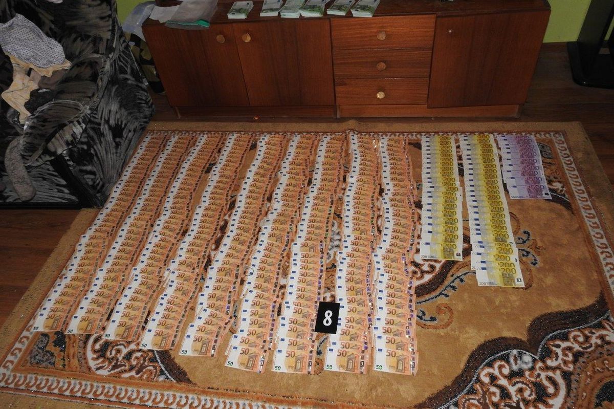 Takmer stotisíc kusov cigariet a v hotovosti...