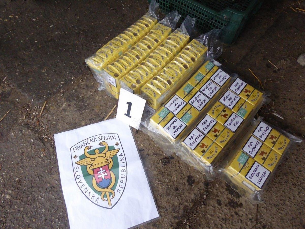 Takmer stotisíc kusov cigariet a v hotovosti...