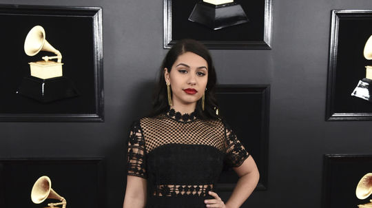 Speváčka Alessia Cara a jej šaty Self Portrait.