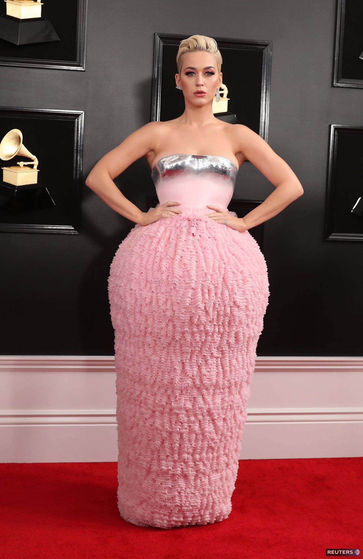 Speváčka Katy Perry v kreácii Balmain Haute...