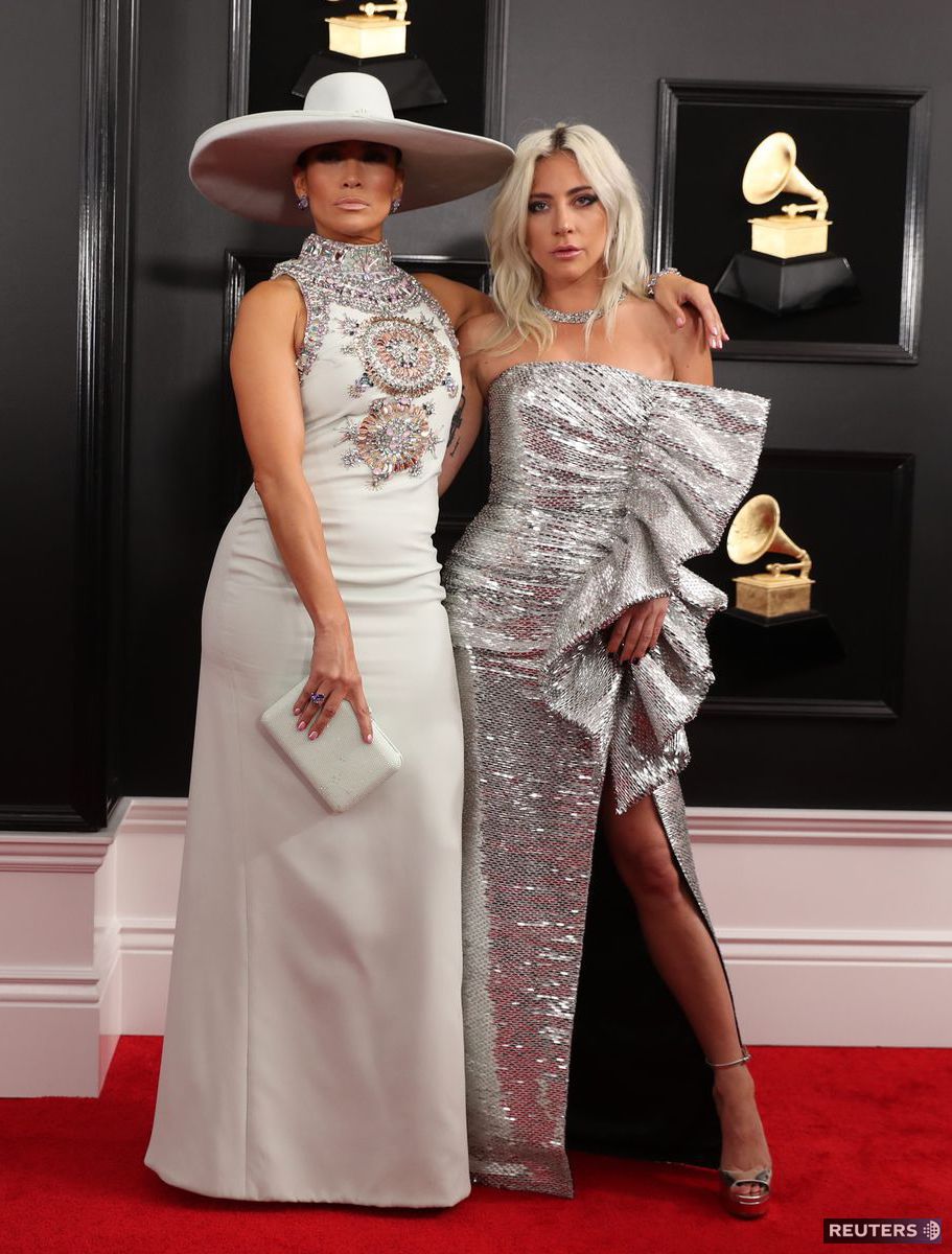 Spevácke kolegyne Jennifer Lopez (vľavo) a Lady...
