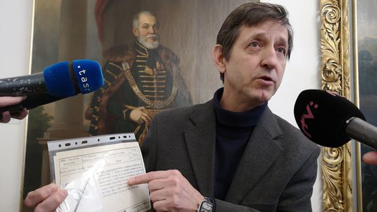 Libor Bernát ukazuje ako mali v múzeu evidované...