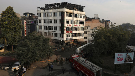 Pri požiari v hoteli v Naí Dillí zahynulo najmenej 17 ľudí