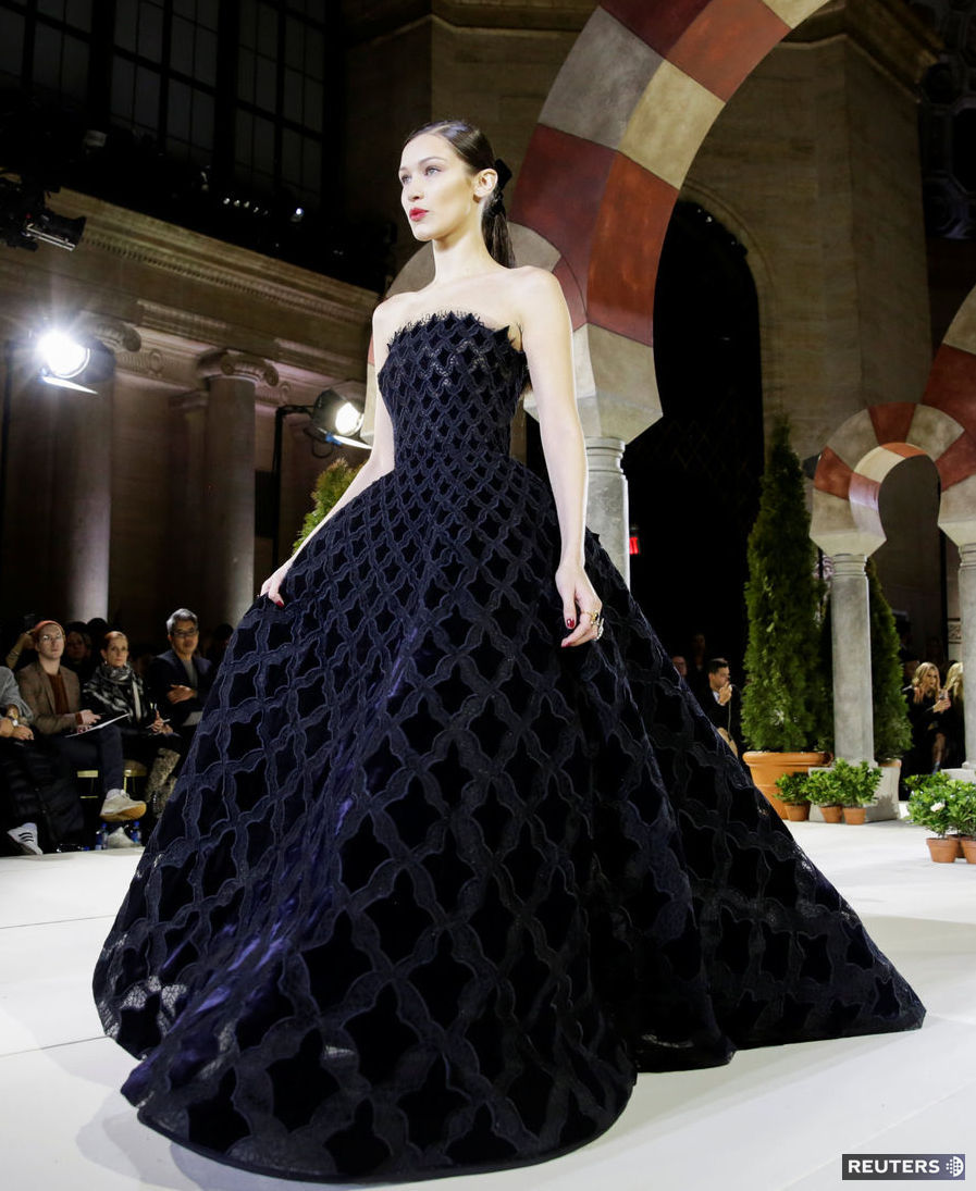 Topmodelka Bella Hadid na prehliadke Oscar de...