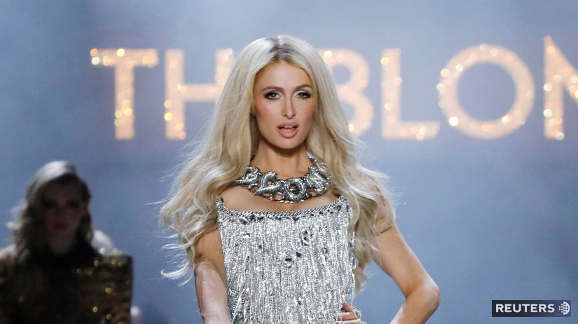 Newyorská boháčka Paris Hilton počas prehlaidky...