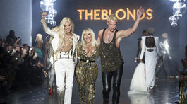 Raperka Lil' Kim (v strede) s dizajnérmi značky The Blonds Davidom Blondom (vpravo) a Phillipom Blondom.