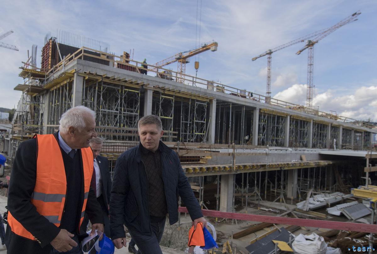 Na snímke zľava Dušan Galis a Robert Fico počas...