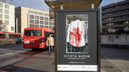 Krvavá košeľa na autobusovej zastávke. Aby sa nezabudlo