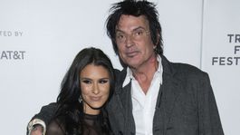 Exmanžel Pamely Anderson v chomúte! So sexicou mladšou o štvrťstoročie