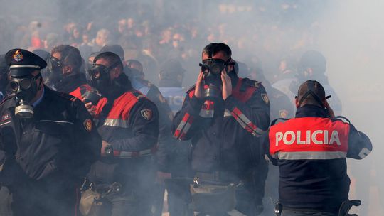 Demonštranti zaútočili na sídlo premiéra Albánska