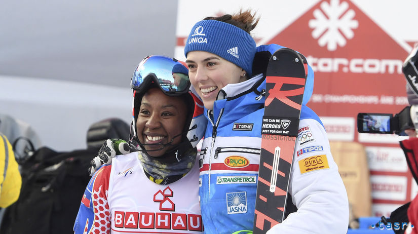 Petra Vlhová a haitská lyžiarka Celine Martiová...