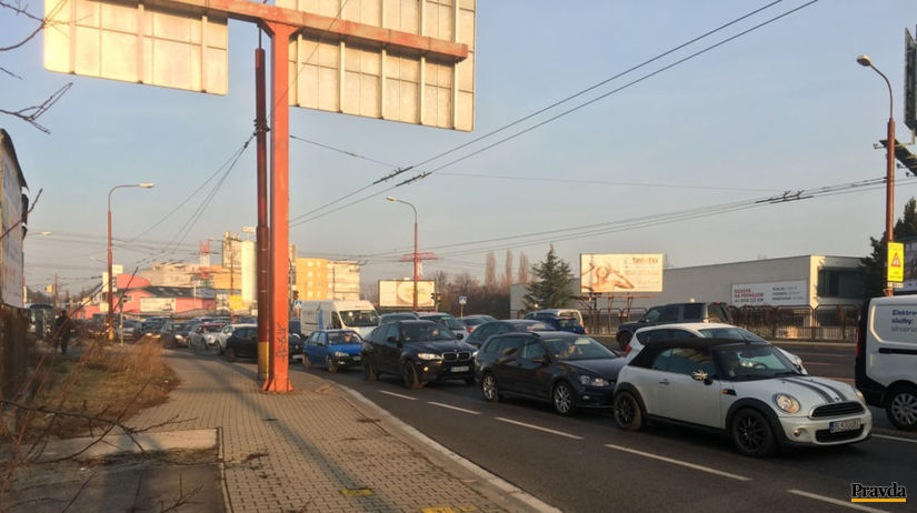 Gagarinova ulica. Krátkodobé kolóny sa tvorili...