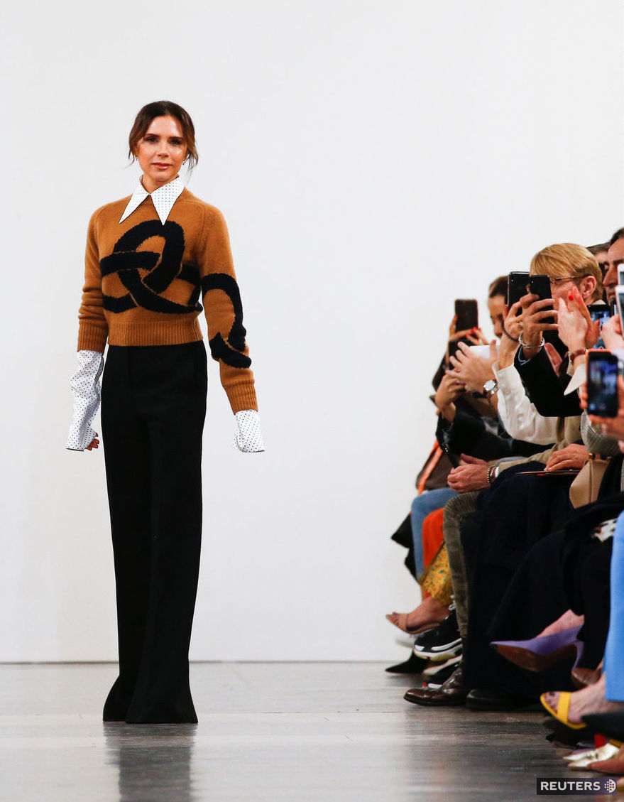Dizajnérka Victoria Beckham po prehliadke v...