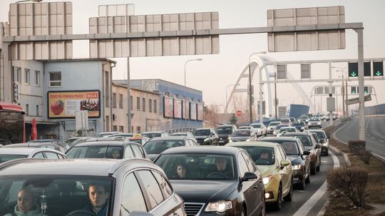 Vodiči v Bratislave sa miestami zdržia 20 minút, doprava je však relatívne plynulá