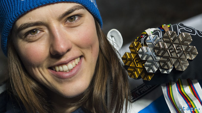 Petra Vlhová pózuje s kompletnou zbierkou...