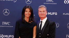 Bývalý pretekár David Coulthard a jeho manželka pózujú fotografom.