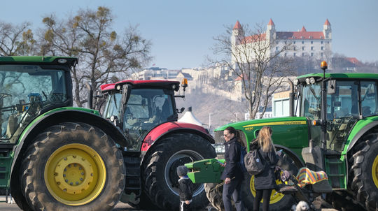 Protestovali na traktoroch komparzisti?
