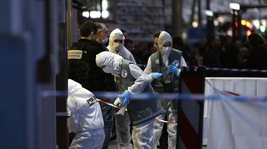 Pri Paríži podrezali hrdlo učiteľovi. Útok vyšetrujú ako teroristický