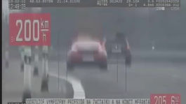 VIDEO: Vodič Porsche pálil diaľnicou vyše 200 km/h. Skutok si vraj nepamätal