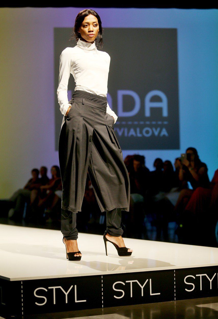 Modelka v kreácii od Lady Vyvialovej na veľtrhu...