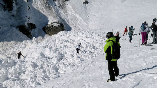 Prvá smrtiaca lavína spadla v rakúskych Alpách ešte pred začiatkom sezóny