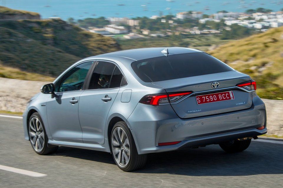 Sedan využíva platformu kombi Touring Sports,...