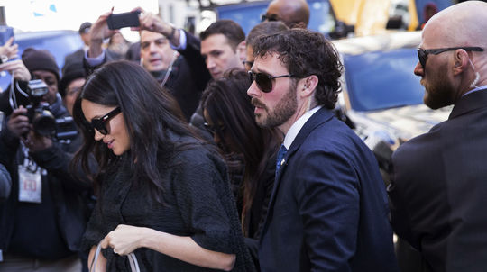 Vojvodkyňa Meghan v sprievode ochrankára na...