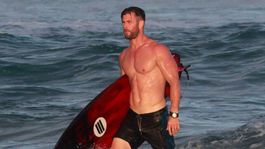 Ako telo antickej sochy! Herec Hemsworth na pláži znovu vyráža dych