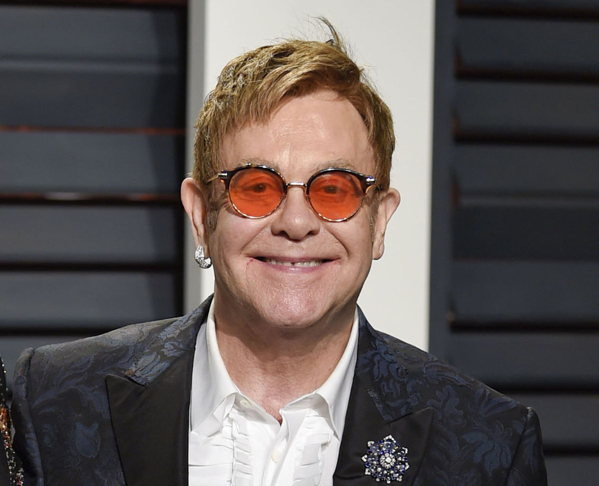 Spevák Elton John.
