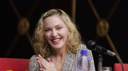 Do Madonny sa pre konšpirácie o koronavíruse pustila aj Annie Lennox: Je to bláznovstvo