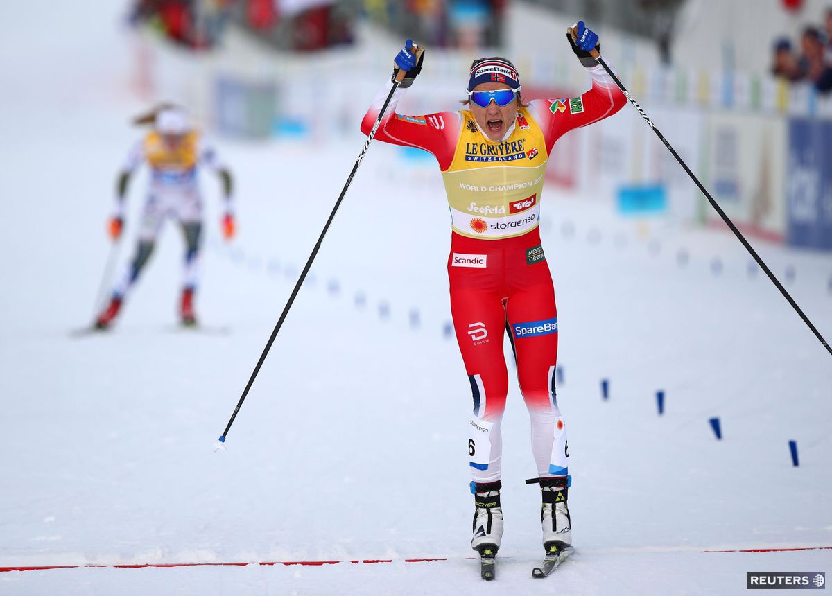 Maiken Caspersen Fallaová v cieli šprintu na MS...