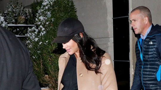 Meghan Markle odchádza z  "Mark Hotel", kde...