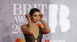 Speváčka Dua Lipa prišla v kreácii Christopher Kane, v šatách priamo z móla, ktoré prezentovali deň pred konaním Brit Awards.