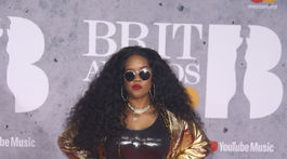 Speváčka H.E.R. pózuje fotografom pri príchode na Brit Awards 2019.