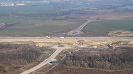 Vjazd do Bratislavy po D1 sa skomplikuje. Pozrite si video z výstavby pri Triblavine