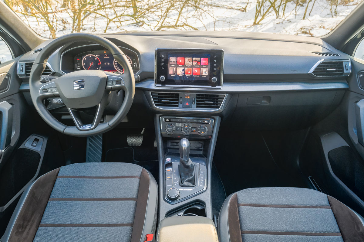 Dizajn interiéru je pomerne strohý. Palubná...