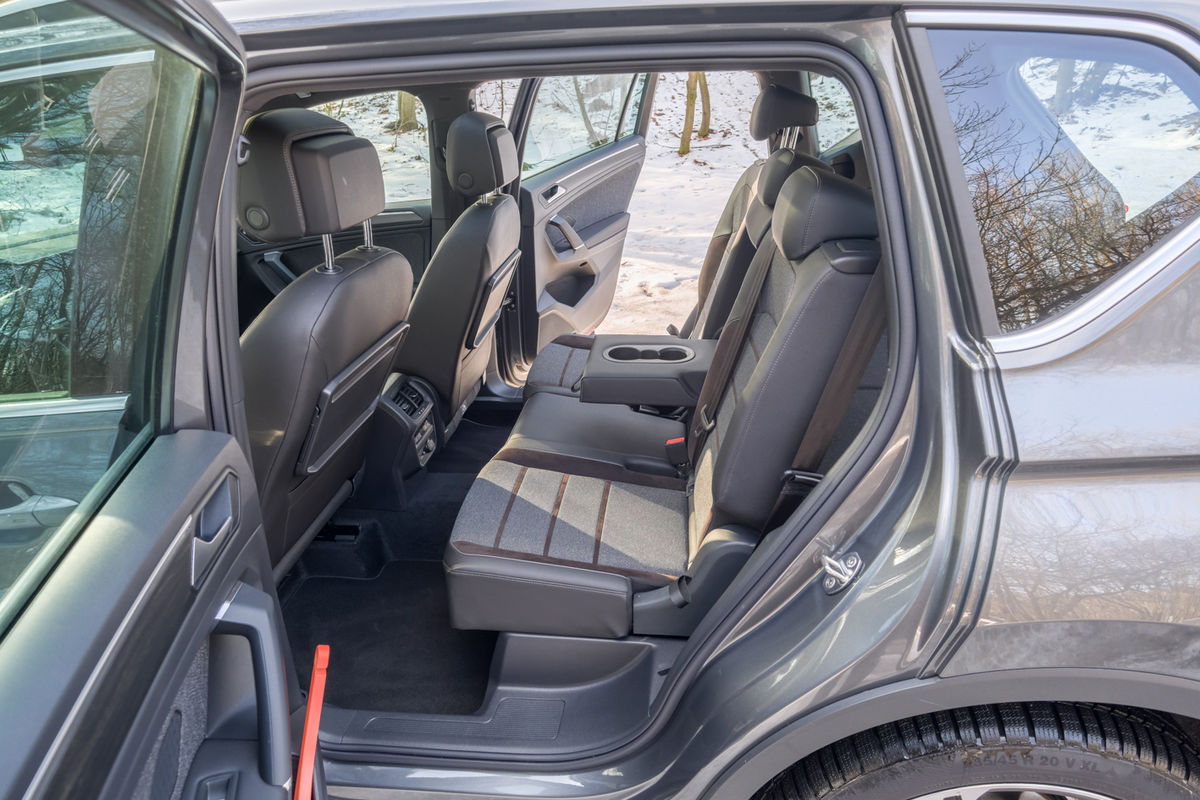 Zadné sedadlá sú delené v pomere 2 : 3, čo je...