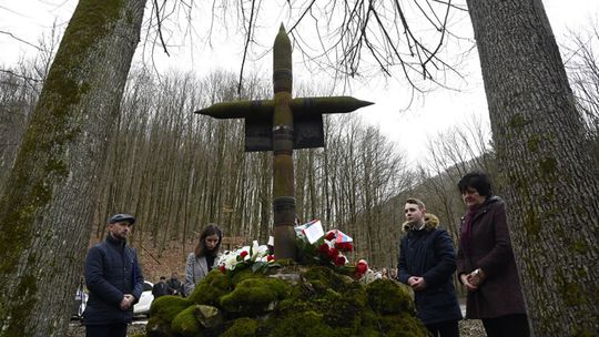 VIDEO: Tragédiu pripomína kríž z nábojníc