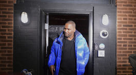 R. Kelly má ďalší problém! Video, na ktorom má sexuálne zneužívať dievčatá