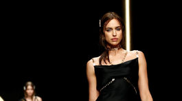 Modelka Irina Shayk nechýbala na prehliadke Versace v Miláne.