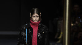 Modelka Kaia Gerber na prehliadke značky Versace v Miláne v Taliansku.