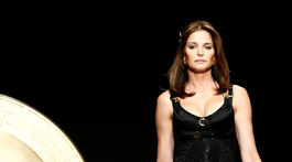 Niekdajšia supermodelka Stephanie Seymour sa tiež objavila na prehliadke značky Versace.