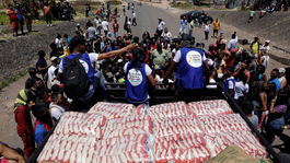 VIDEO: Polícia použila na hraniciach Venezuely a Kolumbie slzotvorný plyn