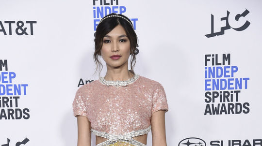 Herečka Gemma Chan v kreácii Miu Miu. 