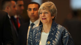 Mayová odložila hlasovanie o brexite