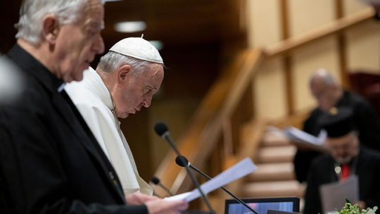 Pápež sľúbil zakročiť proti pedofilom. Neskoro a málo, namietajú kritici