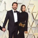 Herec Bradley Cooper a jeho partnerka Irina Shayk v kreácii Burberry.