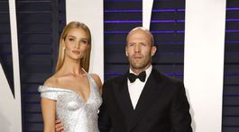 Herec Jason Statham a jeho partnerka Rosie Huntington-Whiteley. V kreácii Atelier Versace.