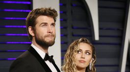 Manželia Liam Hemsworth a Miley Cyrus spoločne pózujú fotografom.