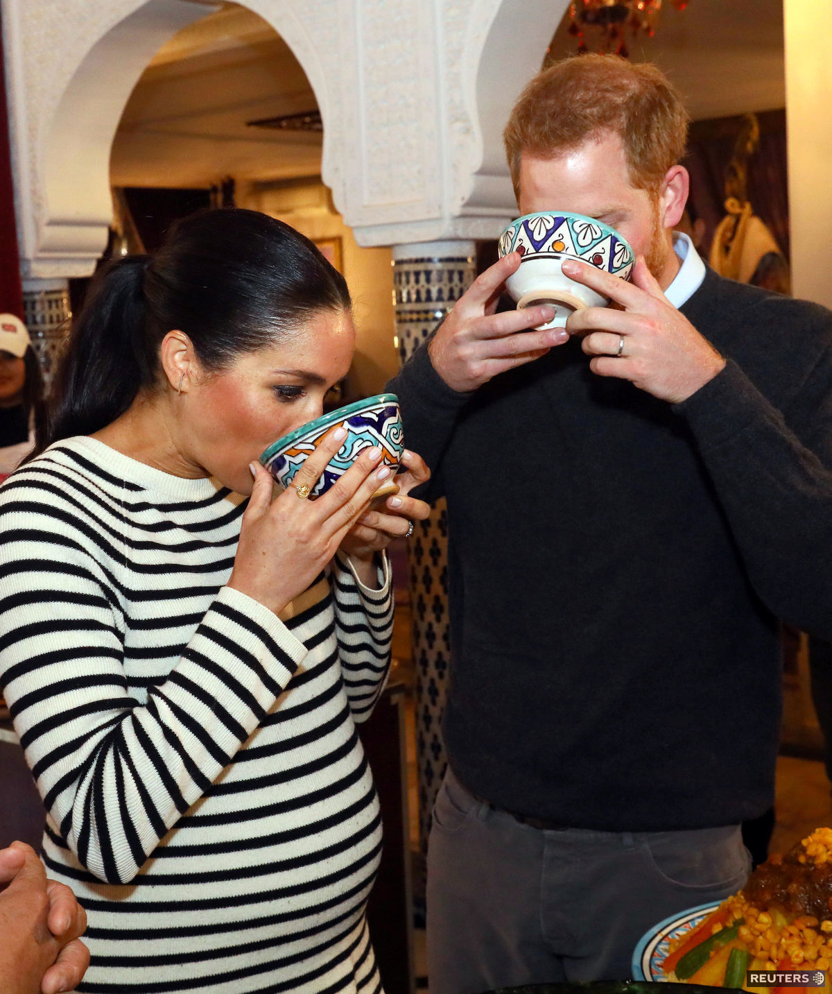 Princ Harry a Meghan ochutnávajú jedlo a nápoje...